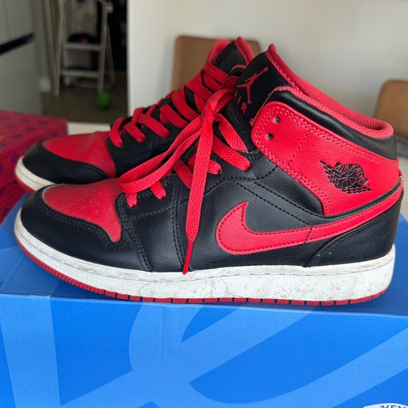 6.5Y Jordan 1's Red/Black - Picture 5 of 7